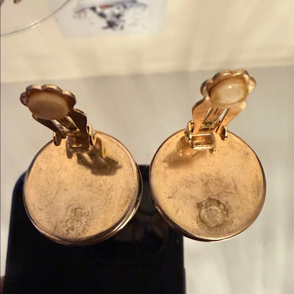 Ellen Designs signed gold tone Lion Clip On Earrings - Picture 5 of 7